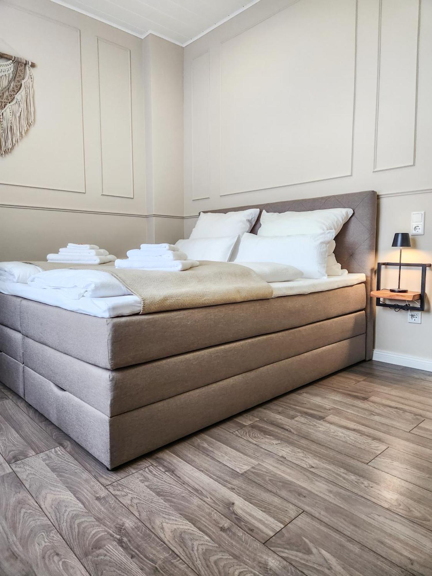 Geli Homes L1 - 2x Zimmer, 2x Kingsize Bett, 1 Bis 4 Personen, Parkplatz, Tv, Wifi, Kueche, Kaffee, Tee